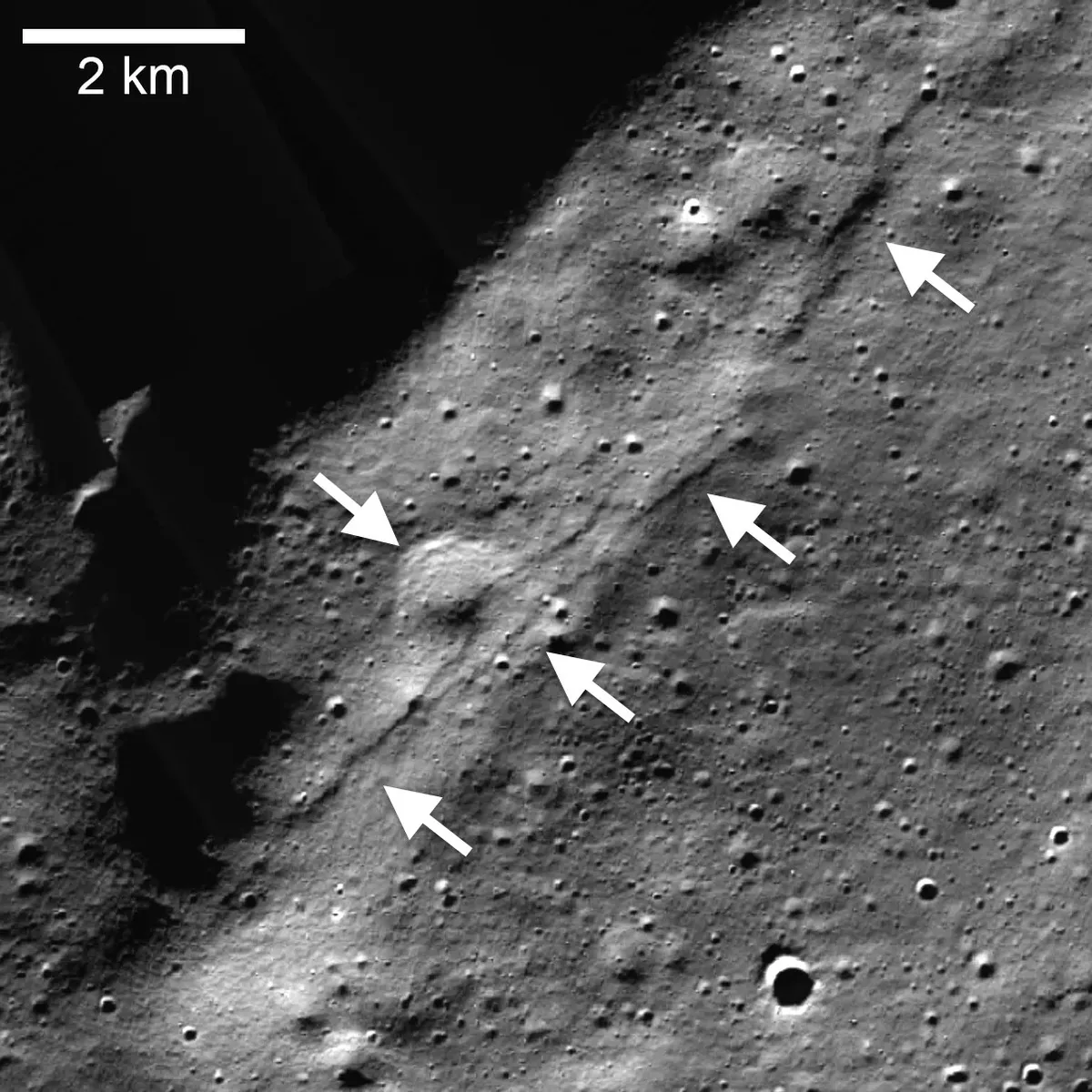 Um mosaico da Câmera de Ângulo Estreito (NAC) do Lunar Reconnaissance Orbiter da aglomeração de escarpas lobadas de Wiechert (setas apontando para a esquerda) perto do polo sul lunar. Uma escarpa de falha de empurrão corta através de uma cratera degradada de aproximadamente 1 quilômetro (0,6 milha) de diâmetro (seta apontando para a direita). (Crédito da imagem: NASA/LRO/LROC/ASU/Instituição Smithsonian)