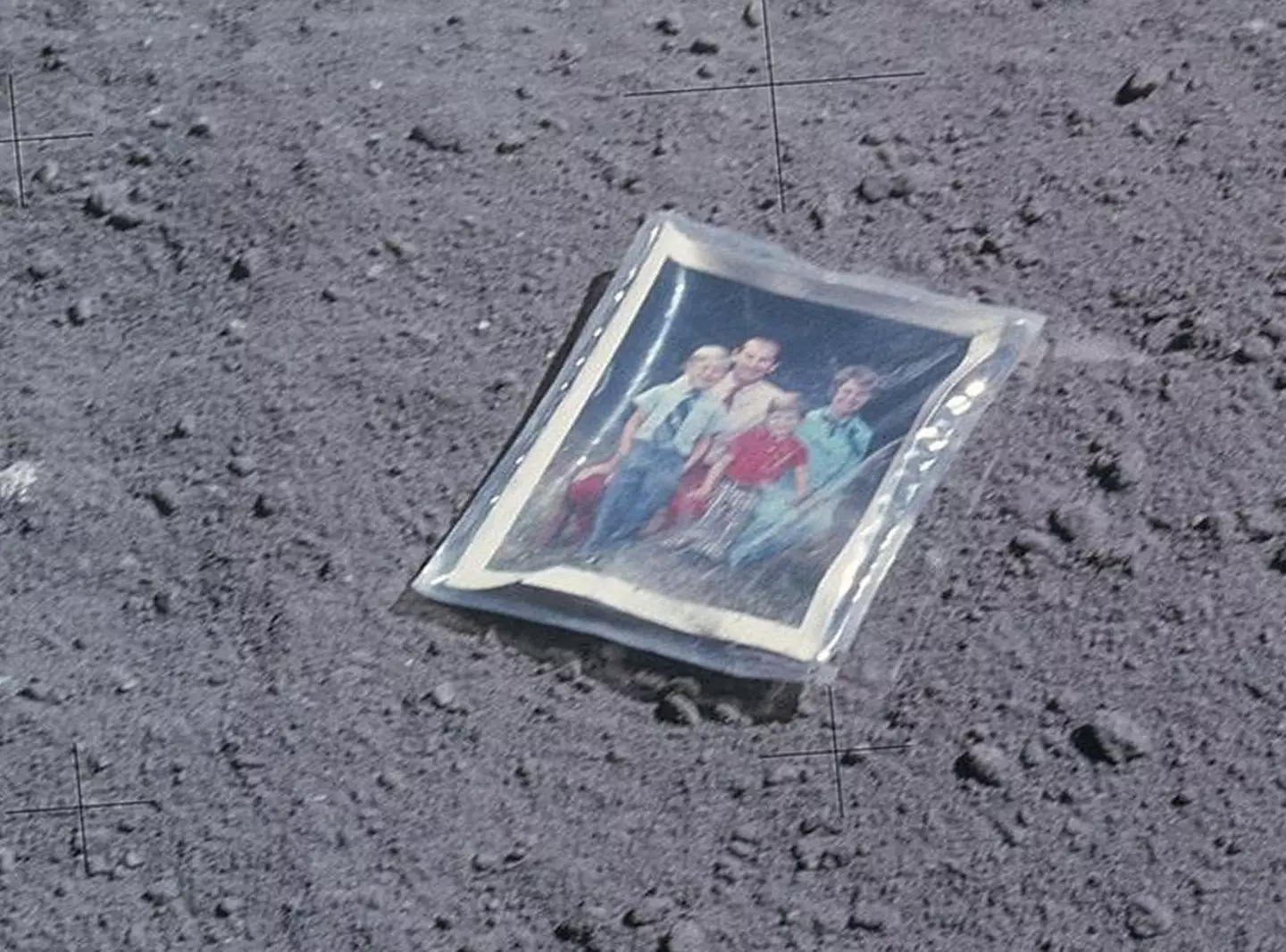 Foto de família deixada na Lua há 50 anos com mensagem para quem a encontrar