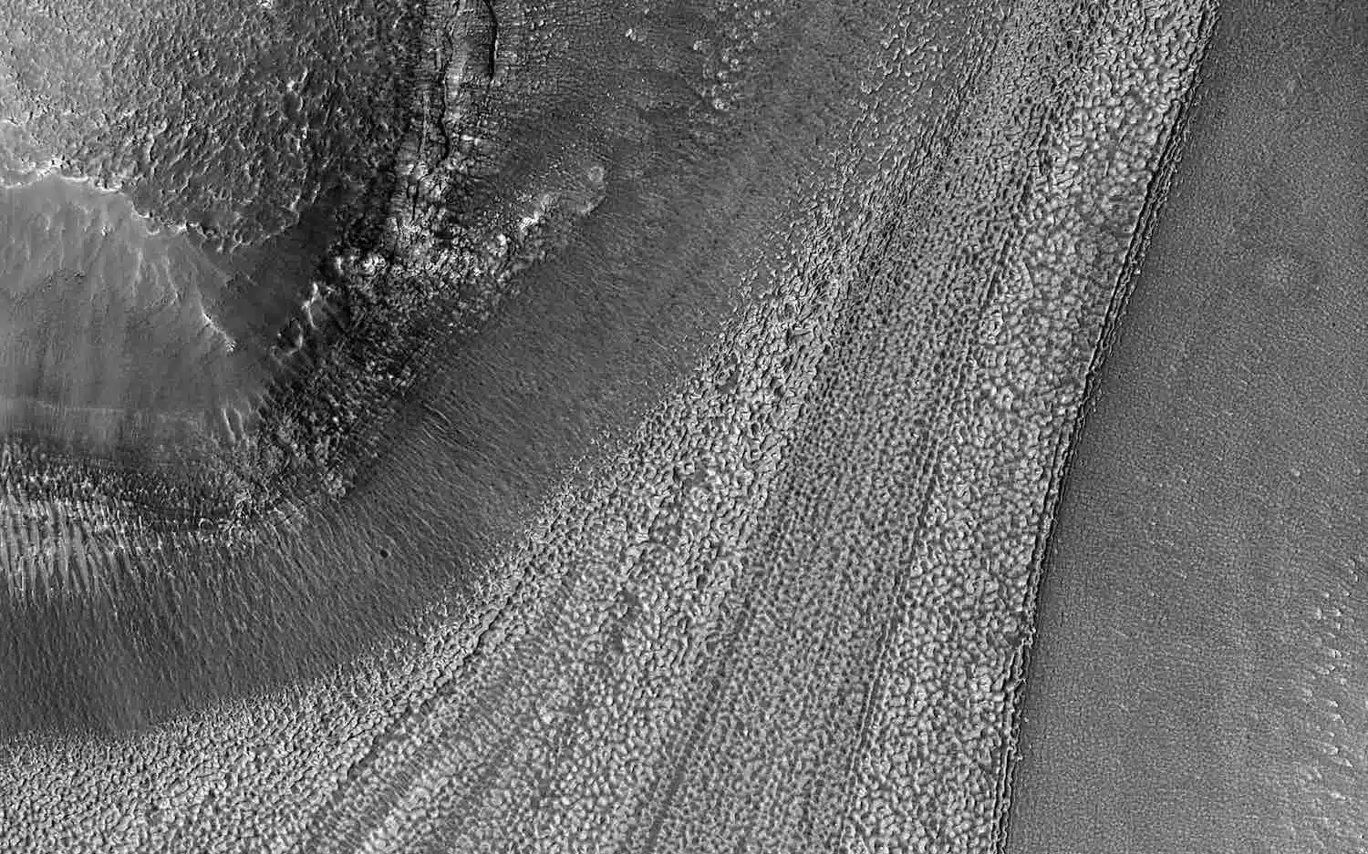 NASA captura imagens de linhas estranhas esculpidas na superfície de Marte