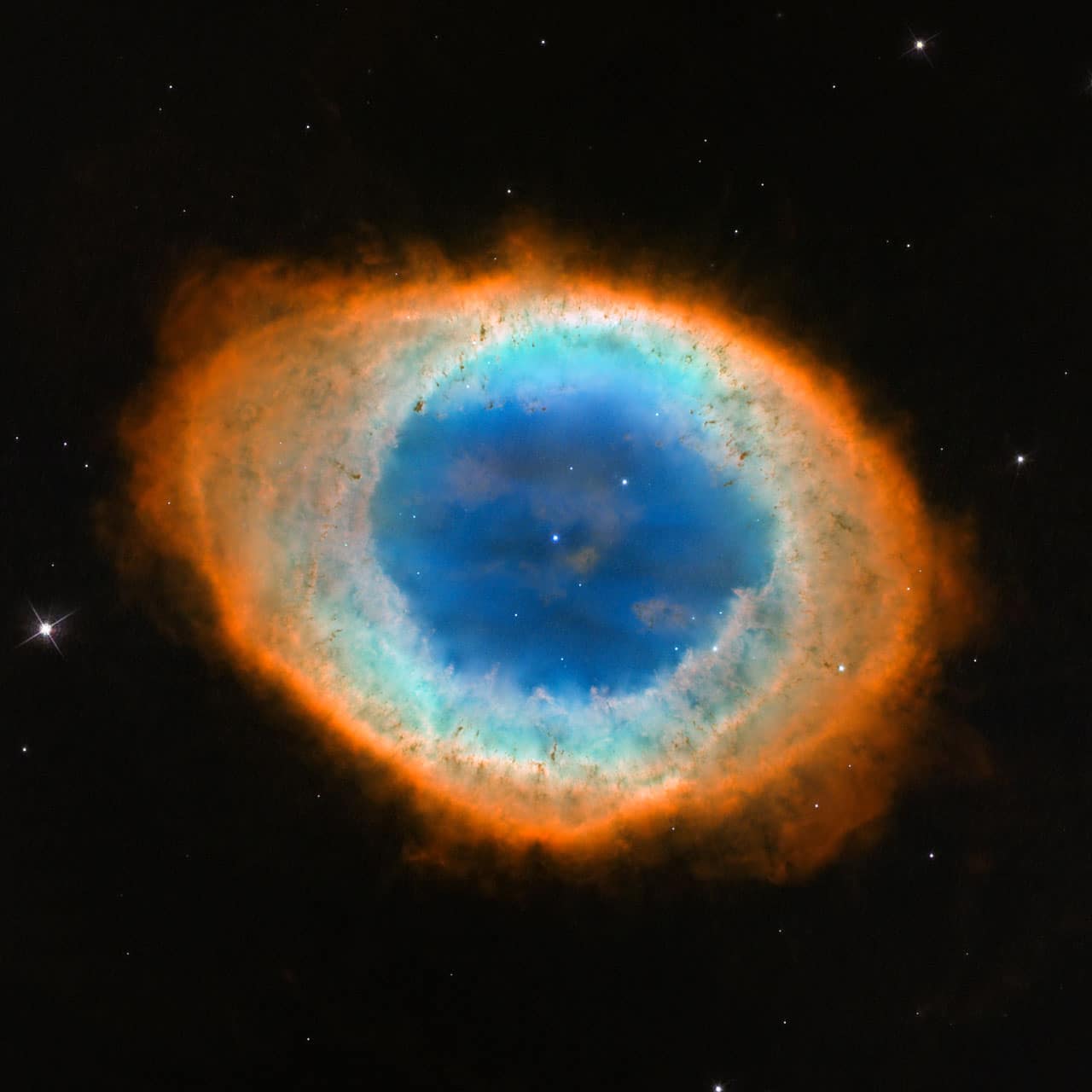 O Hubble ajudou a definir a forma da Nebulosa do Anel, revelando que ela tem o formato de uma rosquinha, com material de menor densidade em seu núcleo. Crédito: NASA, ESA e Hubble Heritage (STScI/AURA)-ESA/Hubble Collaboration