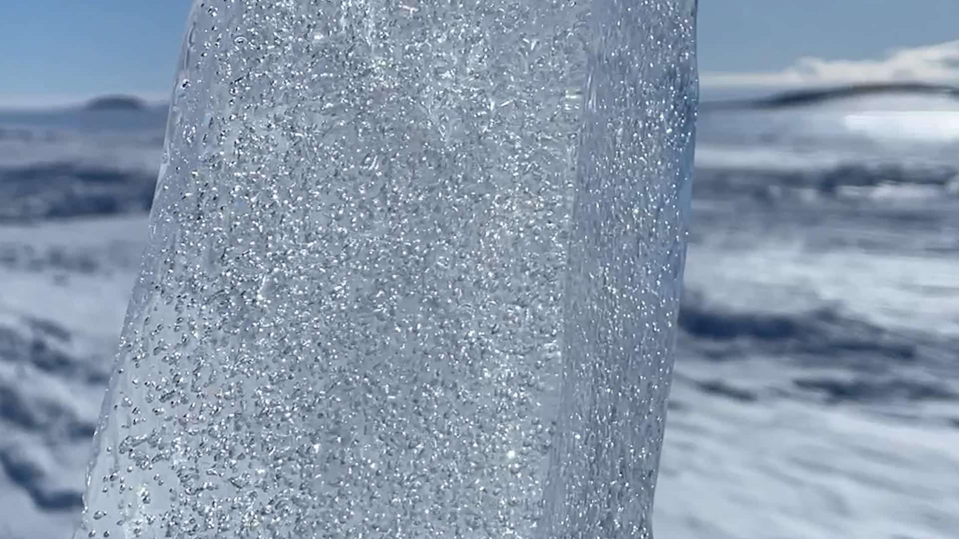 Bolhas de ar presas no gelo da Antártida. Crédito: Austin Carter