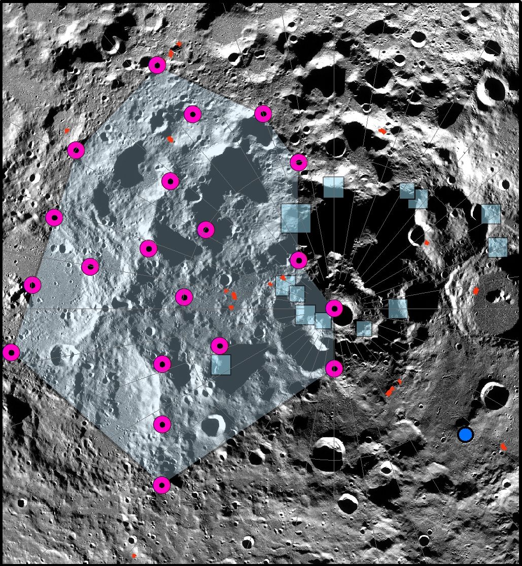 O epicentro de um dos sismos lunares mais fortes registrados pelo Experimento Sísmico Passivo Apollo estava localizado na região polar sul da Lua. No entanto, a localização exata do epicentro não pôde ser determinada com precisão. Uma nuvem de possíveis localizações (pontos magenta e polígono azul claro) do forte sismo lunar raso usando um algoritmo de realocação especificamente adaptado para redes sísmicas muito esparsas está distribuída perto do polo. Caixas azuis mostram locais das regiões de pouso propostas para Artemis III. Escarpas de falha de empurrão lobadas são mostradas por pequenas linhas vermelhas. A nuvem de locais do epicentro abrange uma série de escarpas lobadas e muitas das regiões de pouso de Artemis III. (Crédito da imagem: NASA/LROC/ASU/Instituição Smithsonian)
