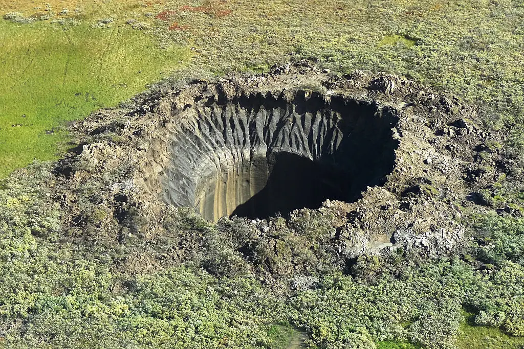 Vista de helicóptero de uma cratera na Península de Yamal, norte da Sibéria.