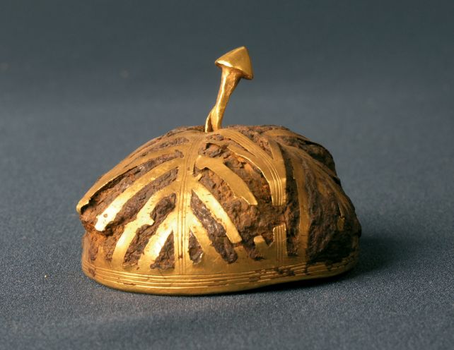O hemisfério de ferro e ouro, que tem diâmetro máximo de 4,5 centímetros (1,77 polegadas). (Museu Villena)